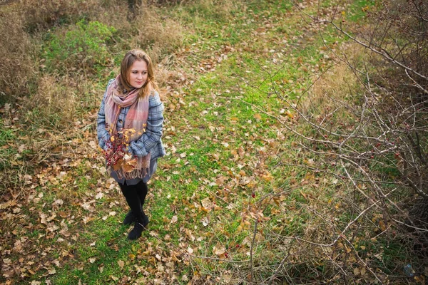 Chica sosteniendo ramo de otoño —  Fotos de Stock