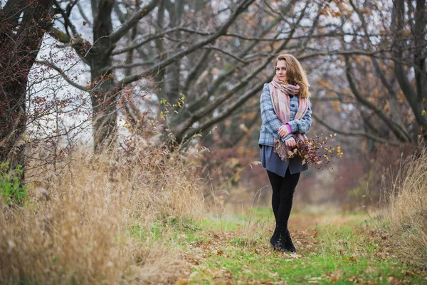 Girl gazdaság őszi csokor — Stock Fotó