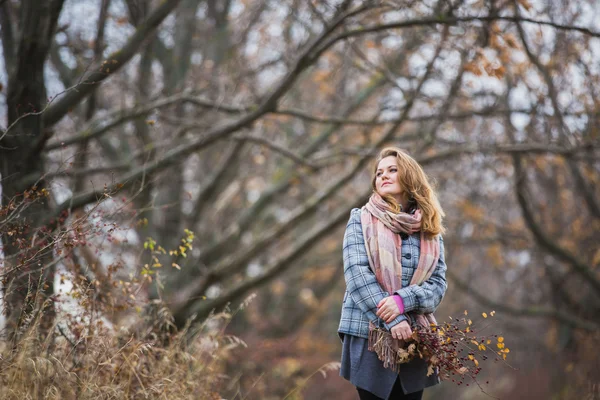 Girl gazdaság őszi csokor — Stock Fotó