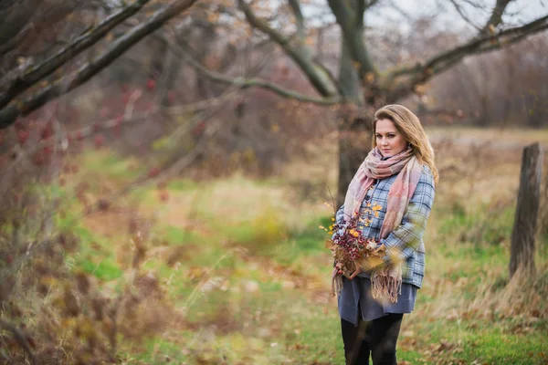 Dívka drží podzimní kytice — Stock fotografie