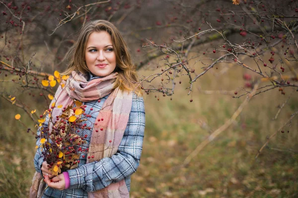 Dziewczyna trzyma jesienny bukiet — Zdjęcie stockowe