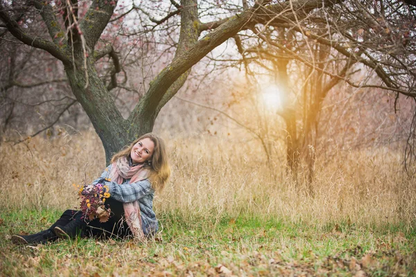 Ağacın altında oturan genç kız — Stok fotoğraf