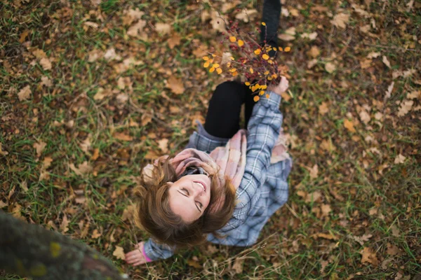 Дівчина тримає осінній букет — стокове фото