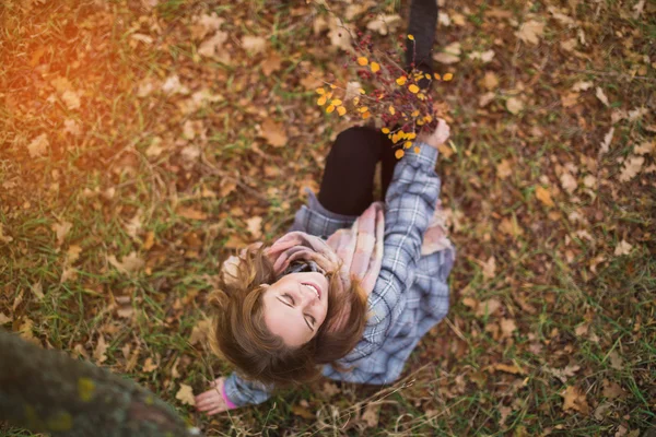 秋の花束を持って女の子 — ストック写真