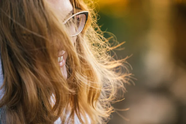 Porträt eines Mädchens mit Brille — Stockfoto