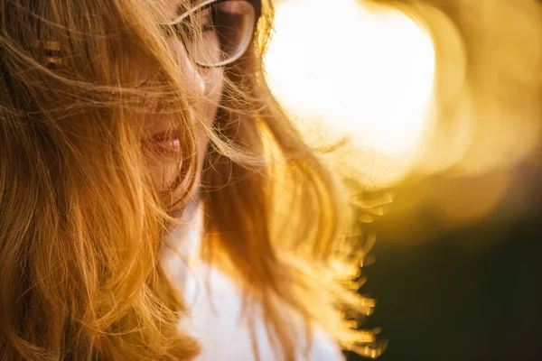 Porträt eines Mädchens mit Brille — Stockfoto