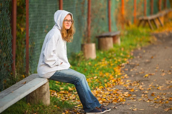 Mädchen sitzt auf Bank — Stockfoto