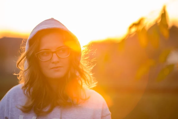 Porträt eines Mädchens mit Brille — Stockfoto