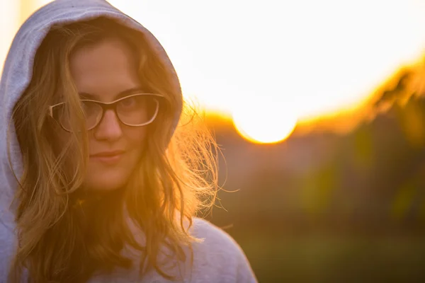 Porträt eines Mädchens mit Brille — Stockfoto