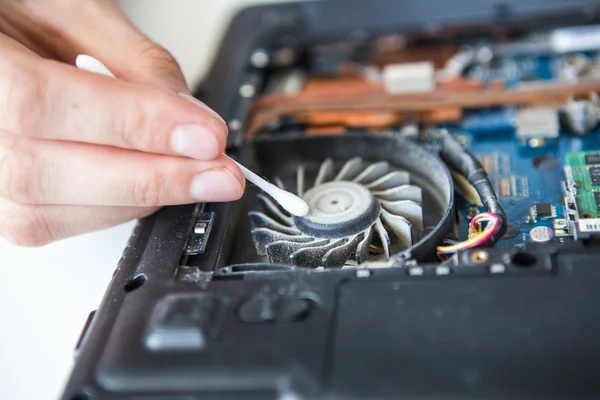 Homem reparando laptop — Fotografia de Stock