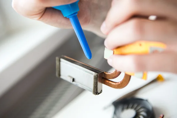 Hombre reparar portátil —  Fotos de Stock