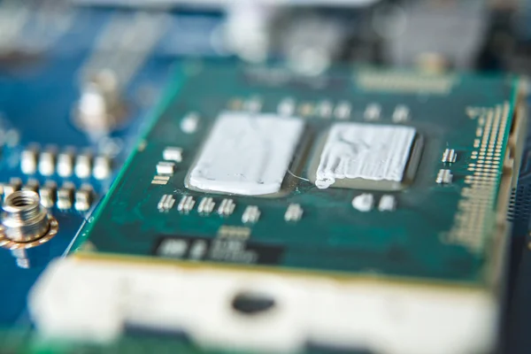 Microchips na placa de circuito — Fotografia de Stock