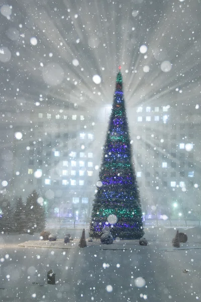 Árvore de Natal na cidade — Fotografia de Stock