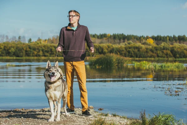 Vrouw spelen met hond — Stockfoto