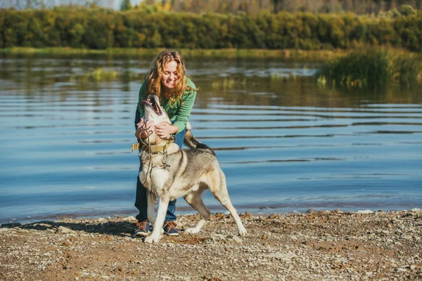 Kvinna leker med hund — Stockfoto