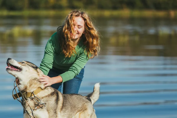 Kvinna leker med hund — Stockfoto