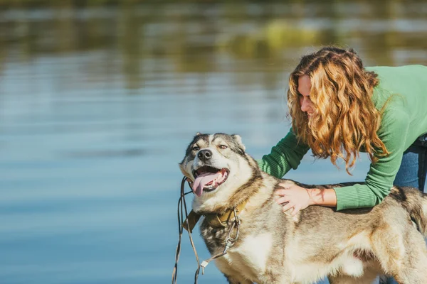 Mulher abraçando seu cão — Fotografia de Stock