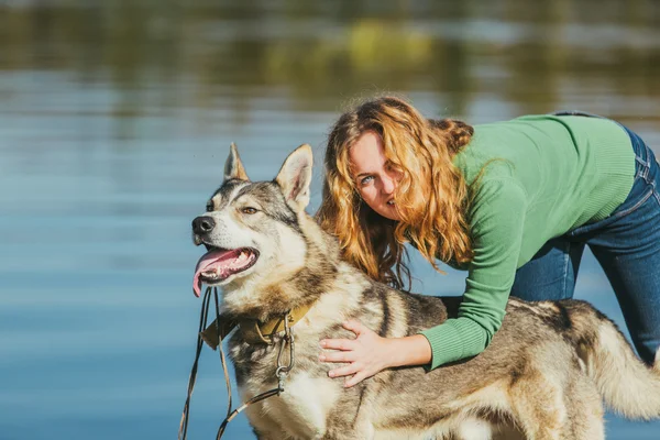 Frau umarmt ihren Hund — Stockfoto