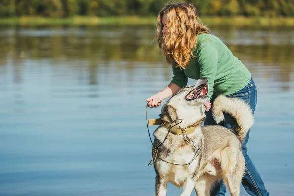 Frau mit Hund in Seenähe — Stockfoto