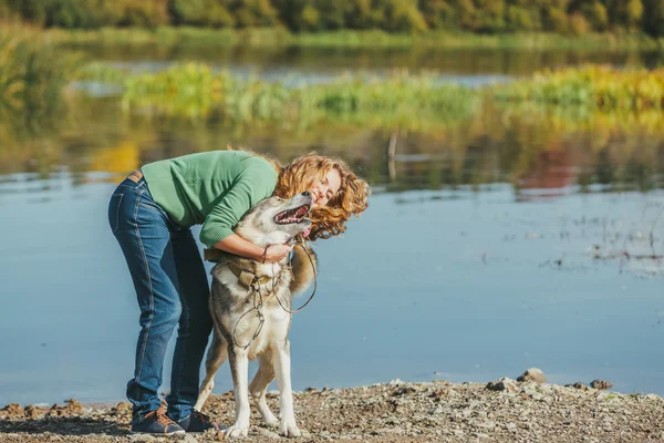 Mulher abraçando seu cão — Fotografia de Stock