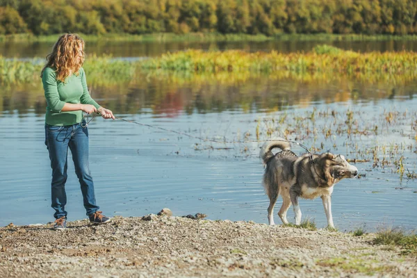 Frau mit Hund in Seenähe — Stockfoto