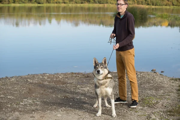 Ο άνθρωπος με το σκύλο του κοντά στη λίμνη — Φωτογραφία Αρχείου