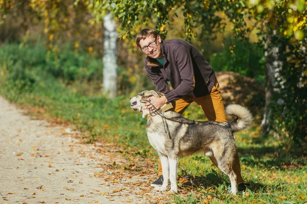 Man med sin hund i park — Stockfoto