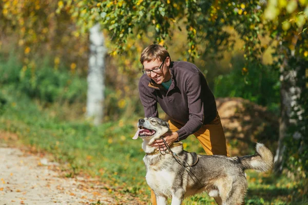 Man med sin hund i park — Stockfoto