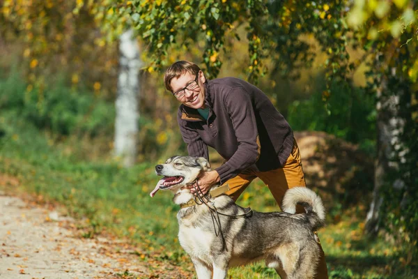 Man med sin hund i park — Stockfoto