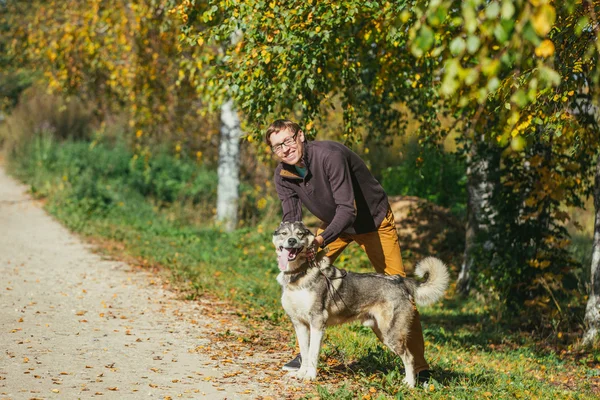 Hombre con su perro en el parque — Foto de Stock