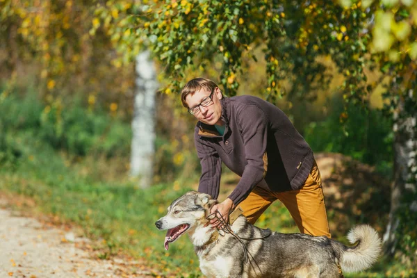 Man med sin hund i park — Stockfoto