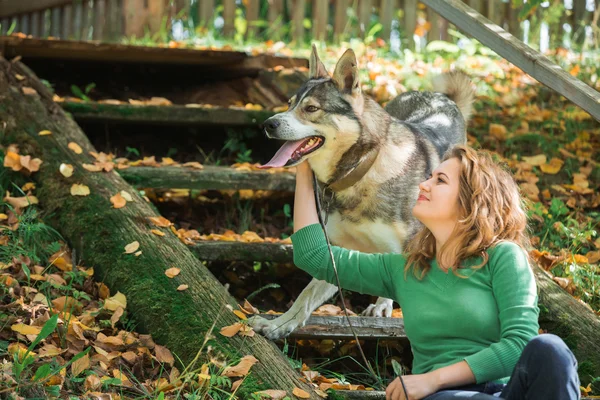 Kvinna i parken med sin hund — Stockfoto