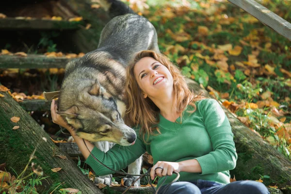 Kvinna i parken med sin hund — Stockfoto