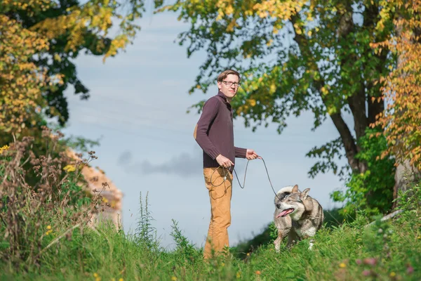 Mann geht mit Jagdhund spazieren — Stockfoto