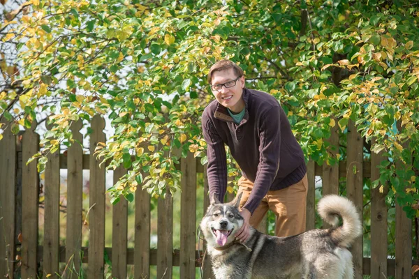 Hombre caminando con un perro de caza — Foto de Stock