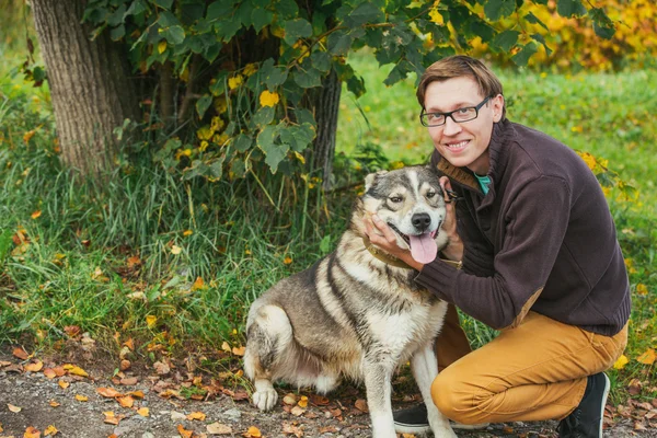 Homem com um cão de caça — Fotografia de Stock