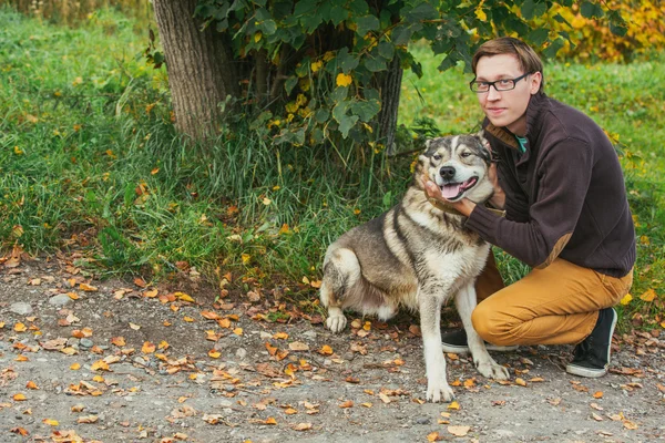 Man med en jakthund — Stockfoto