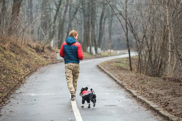 Mann mit Hund im Park — Stockfoto