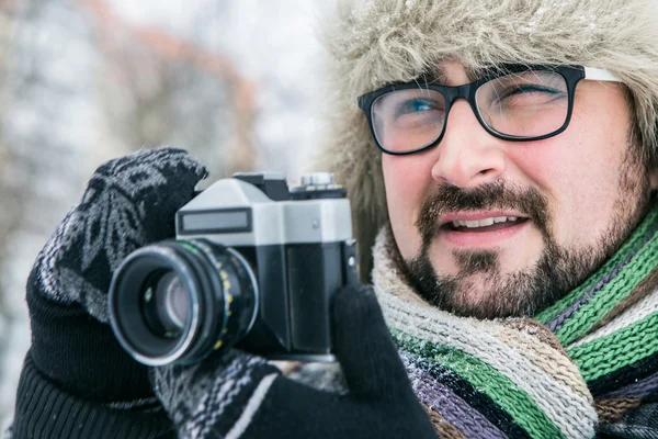 Mann mit Retro-Kamera. — Stockfoto