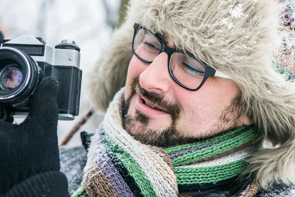 Man med retrokamera. — Stockfoto