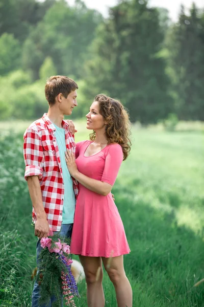 Pareja amorosa en la naturaleza — Foto de Stock