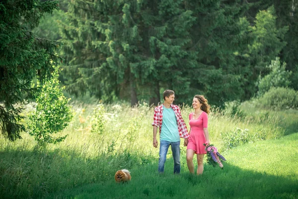 Pareja amorosa en la naturaleza — Foto de Stock