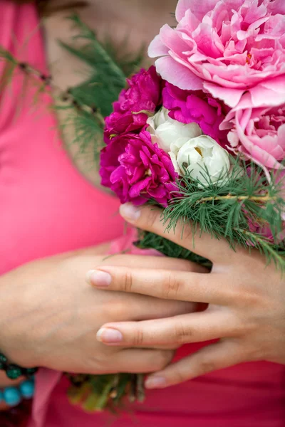 Girl with a beautiful bouquet — Stock Photo, Image