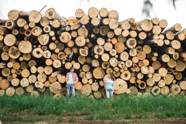 Paar op bomen — Stockfoto