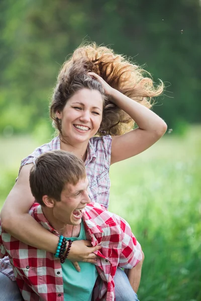 Couple amoureux à la nature — Photo