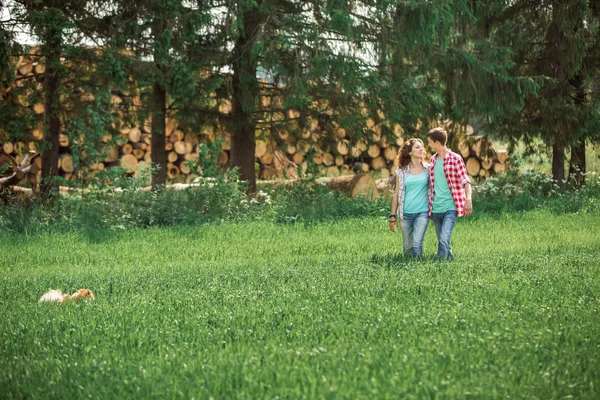 Coppia amorevole a natura — Foto Stock