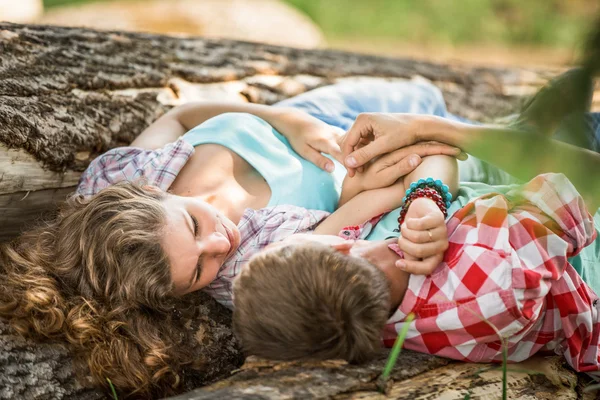 Couple couché sur les billots abattus — Photo