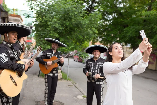 Mujer joven tomando selfie — Foto de Stock