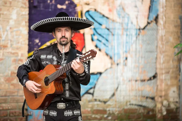 Hombre mexicano en traje tradicional — Foto de Stock