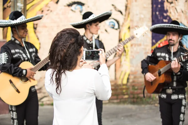 Mujer joven con smartphone — Foto de Stock